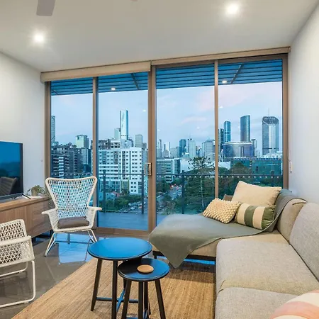 Russell St Retreat Stunning & Park Views