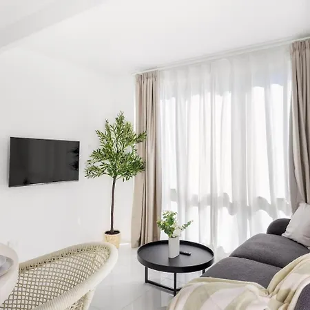 Spacious Dual Main House Separate