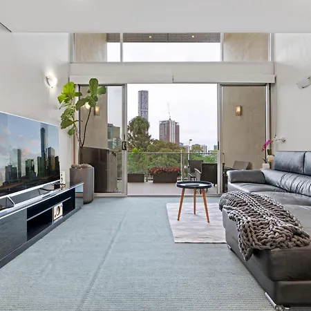 Spring Hill 2br With Pool And Balcony Views Brisbane