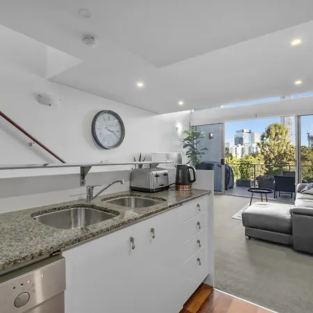 Spring Hill 2br With Pool And Balcony Views Apartment