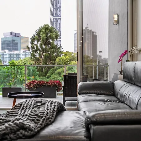 Spring Hill 2br With Pool And Balcony Views *