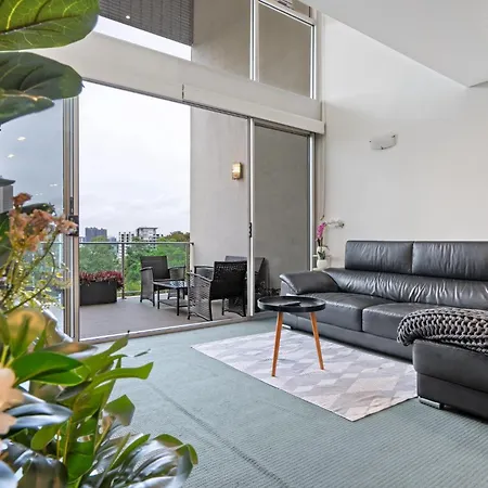 Spring Hill 2br With Pool And Balcony Views Apartment