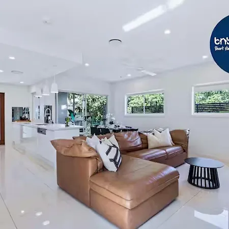Villa Park Avenue Luxe Chic Townhouse Sleeps 9, Carpark *