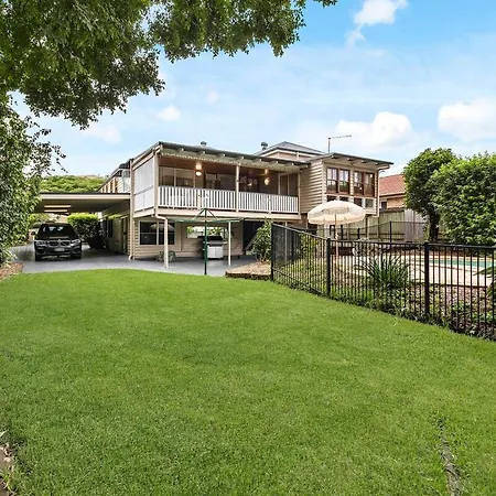 Holiday home Elegant Escape-4 Bed Car Pool,8 Mins To Airport Brisbane