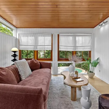 Elegant Escape-4 Bed Car Pool,8 Mins To Airport Holiday home Brisbane