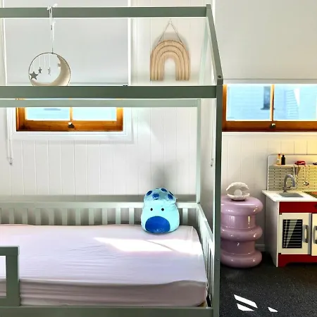 Elegant Escape-4 Bed Car Pool,8 Mins To Airport Holiday home *