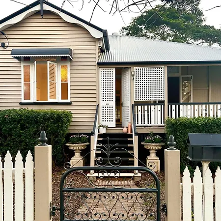 Elegant Escape-4 Bed Car Pool,8 Mins To Airport Holiday home *