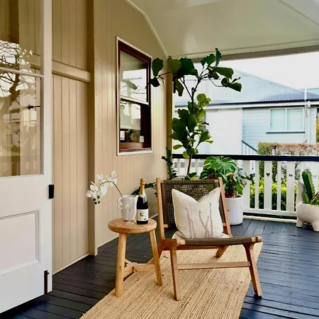 Elegant Escape-4 Bed Car Pool,8 Mins To Airport Holiday home *