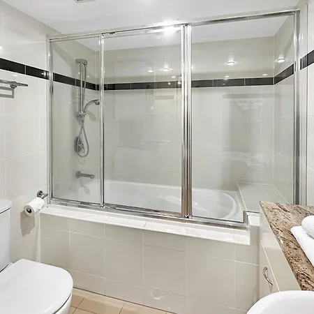 High-rise 2-bed With Gym Bbq & Pool Apartment *