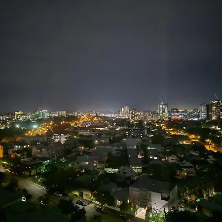 Apartment Modern Cbd With Skyline Views , Pool Gym & Free Parking