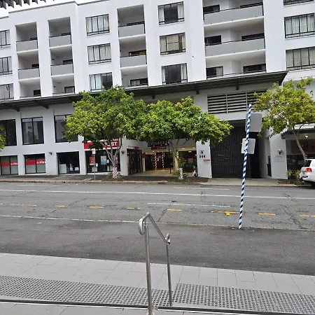 Modern Cbd With Skyline Views , Pool Gym & Free Parking *
