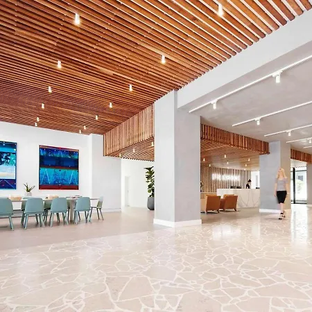 Apartment Modern Cbd With Skyline Views , Pool Gym & Free Parking *