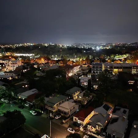 Modern Cbd With Skyline Views , Pool Gym & Free Parking Brisbane