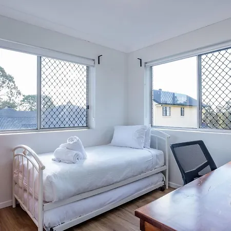 Fringe Retreat Parkland Views Walk To Everything! Holiday home Brisbane