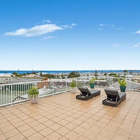 Stylish 4-bed Townhouse With Panoramic Ocean Views Holiday home