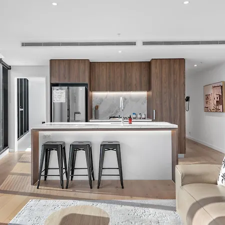 Huge Sub-penthouse With Stunning Views, Pool Parking Apartment