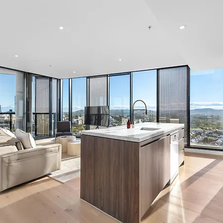 Apartment Huge Sub-penthouse With Stunning Views, Pool Parking Brisbane