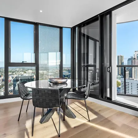Huge Sub-penthouse With Stunning Views, Pool Parking Apartment *