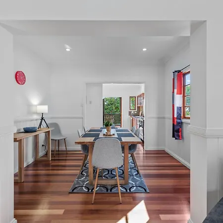 Gargoyle House - Spacious West End With Yard *