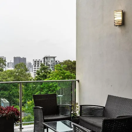 Spring Hill 2br With Pool And Balcony Views Apartment *