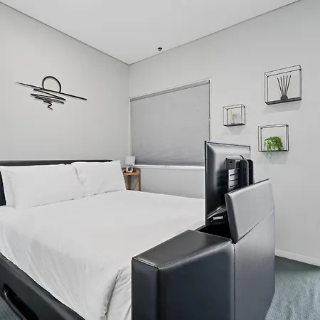 Spring Hill 2br With Pool And Balcony Views Apartment *