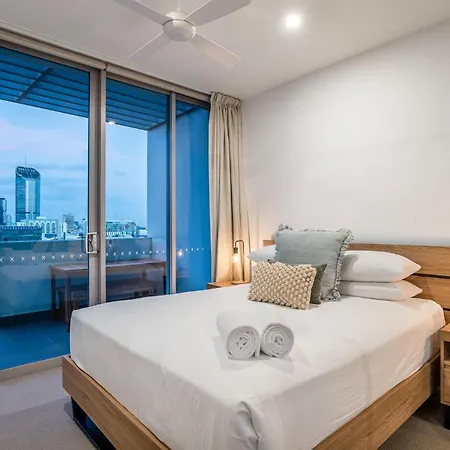 Russell St Retreat Stunning & Park Views *