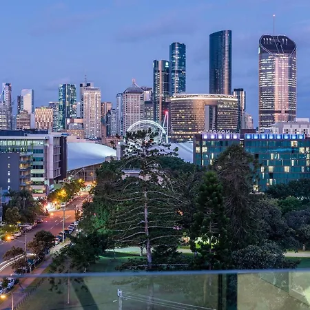 Russell St Retreat Stunning & Park Views
