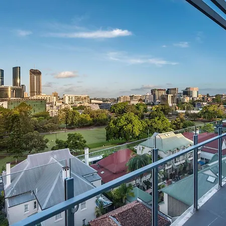 Russell St Retreat Stunning & Park Views Apartment