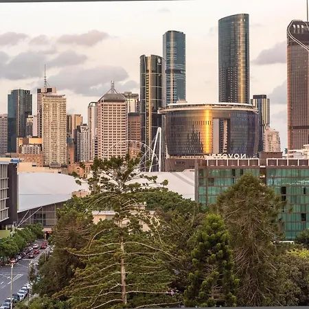 Russell St Retreat Stunning & Park Views *