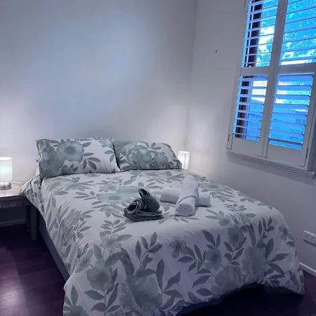 Tranquil Leafy Escape By The & Street Apartment *