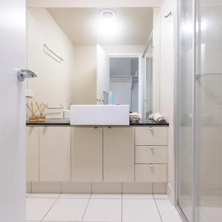 Bulimba Bliss Elegant, Airy & Scenic Getaway *