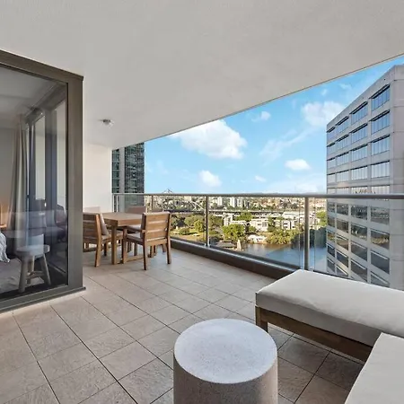 Of The Town! 2bed/2bath/1car/pool/views ~ Cbd Apartment