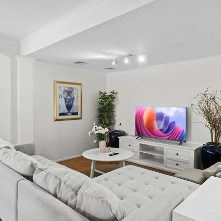 Sunny 4br With Pool In Prime Location *