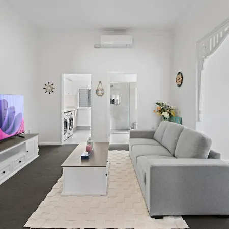 Holiday home Spacious Dual Retreat Balcony Near Rbwh And Cbd *