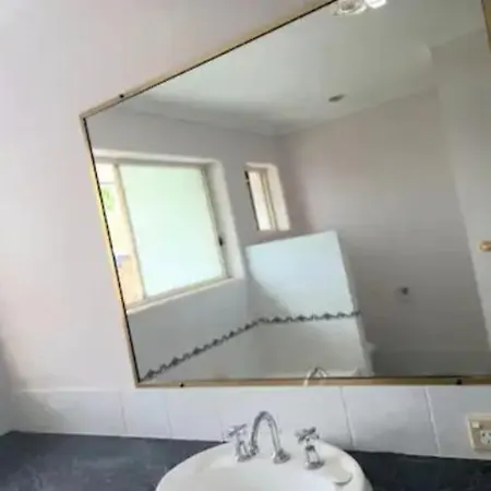 Air Conditioned Floral Youth Backpacker And House Guest house Brisbane