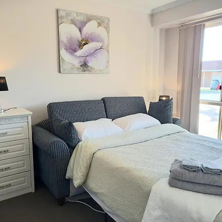 Air Conditioned Floral Youth Backpacker And House Guest house Brisbane
