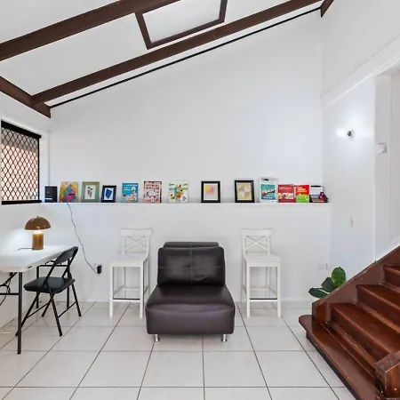 Holiday home Sunny 4br With Pool In Prime Location Brisbane