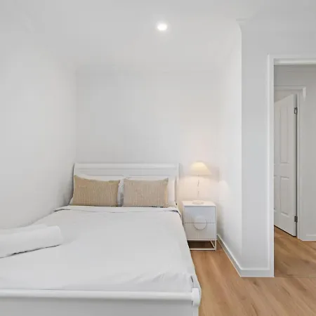 Spacious Dual Retreat Balcony Near Rbwh And Cbd