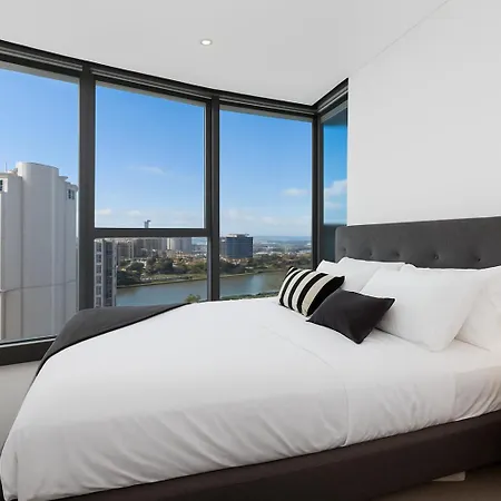 Gorgeous Views 2br2b Free Parking Pool Gym Apartment