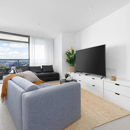 Gorgeous Views 2br2b Free Parking Pool Gym Apartment