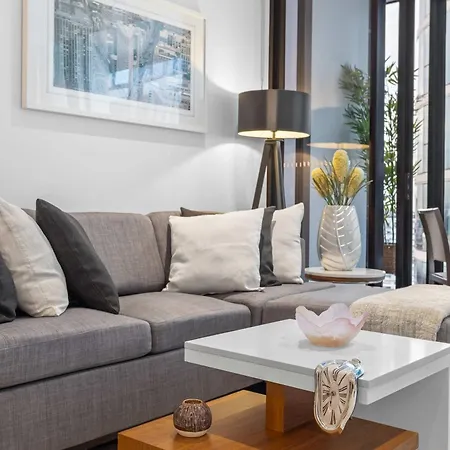 Stylish Valley In Hub Apartment