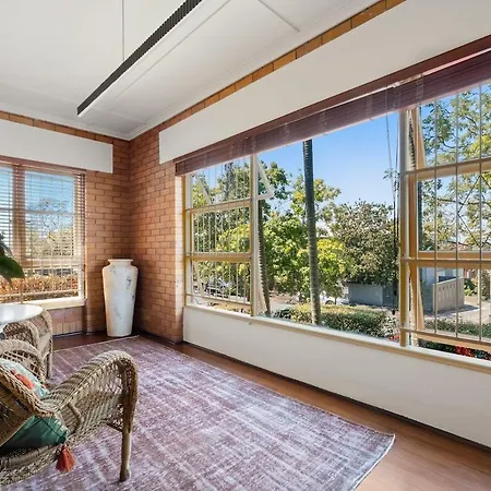 Art Deco Elegance In New Farm! Apartment