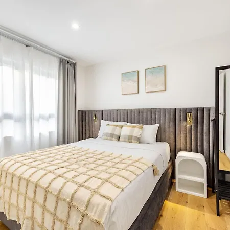 Apartment 1 Min Walk To Mall Modern With Balcony And Pool