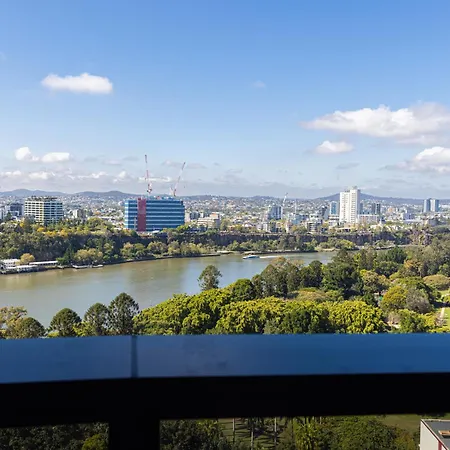Gorgeous Views 2br2b Free Parking Pool Gym Brisbane
