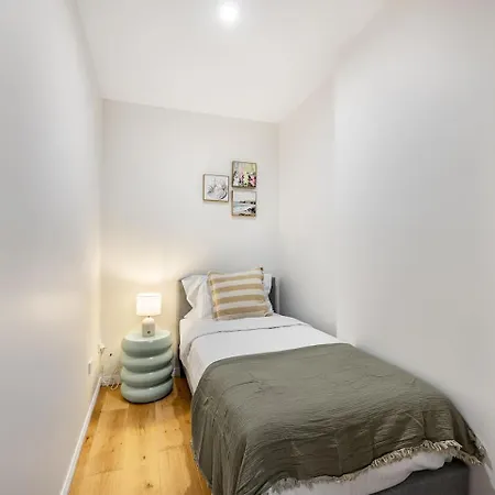 Apartment 1 Min Walk To Mall Modern With Balcony And Pool