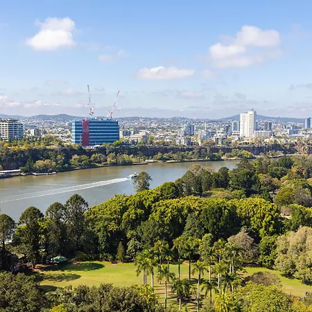 Gorgeous Views 2br2b Free Parking Pool Gym Apartment