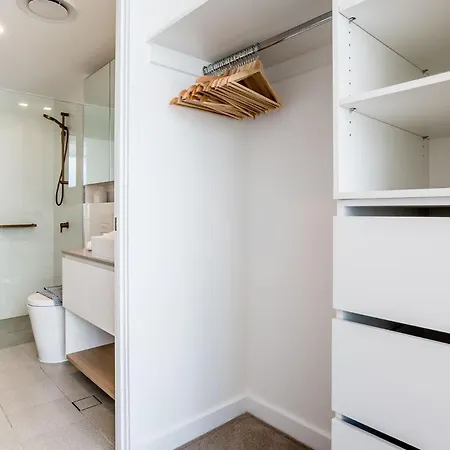 Bright Bowen Hills Apartment, Close To Life *