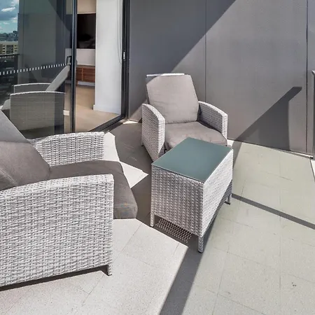 Bright Bowen Hills Apartment, Close To Life