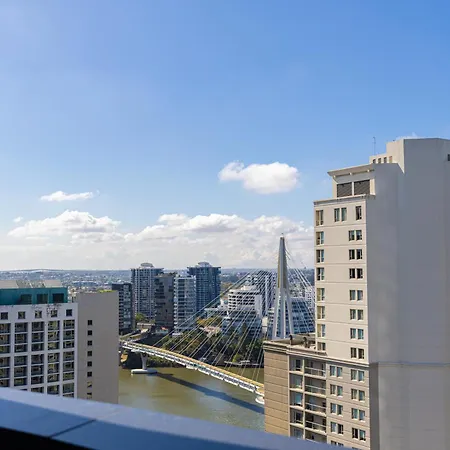 Gorgeous Views 2br2b Free Parking Pool Gym Apartment