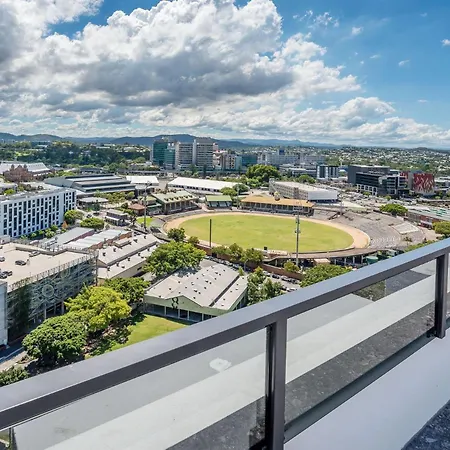 Bright Bowen Hills Apartment, Close To Life